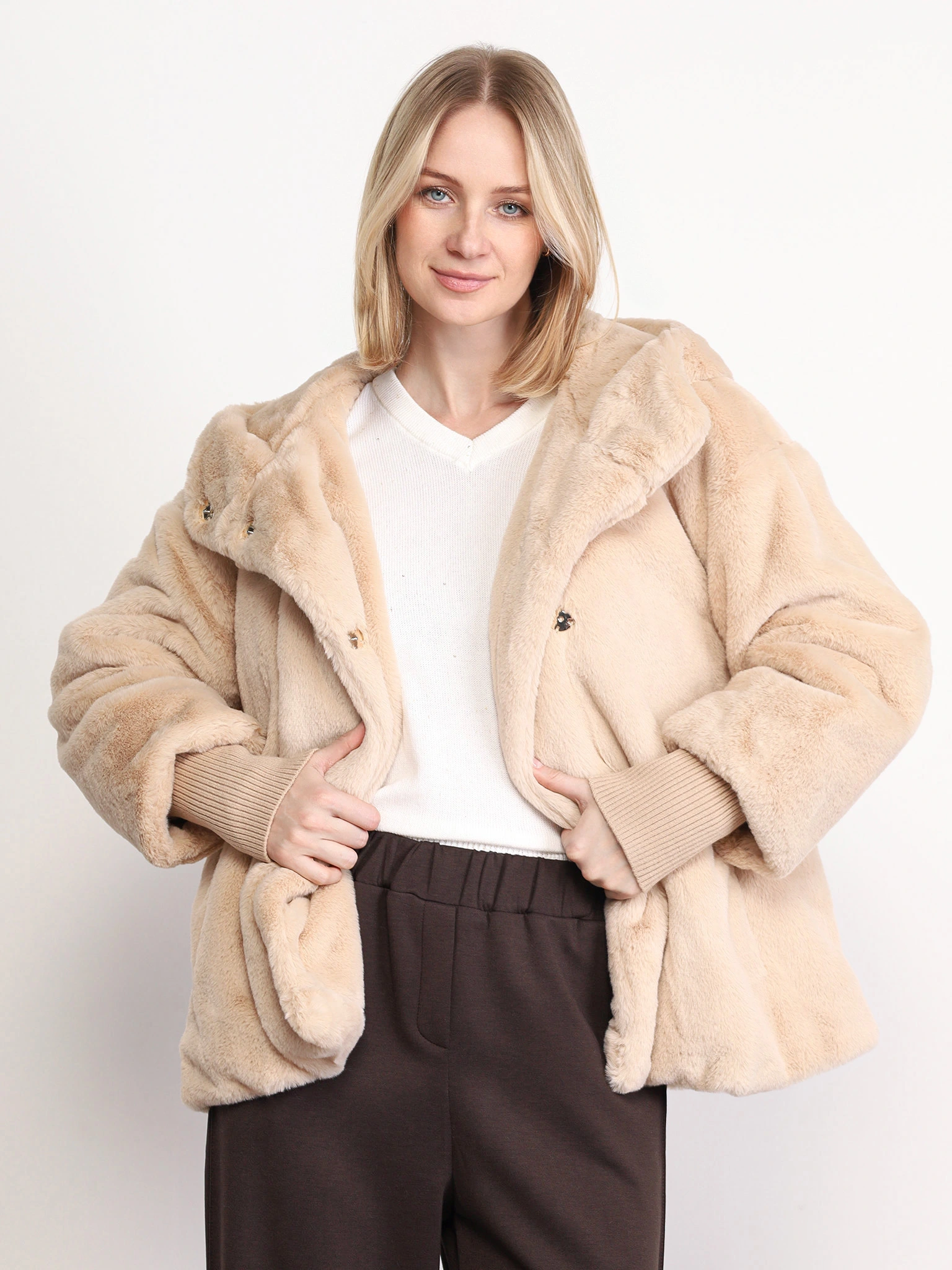 Куртка бежевого цвета с капюшоном